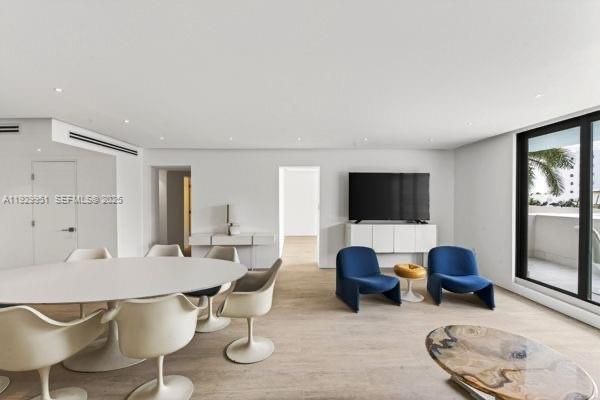 待售: $559,900 (1 贝兹, 2 浴室, 912 平方英尺)