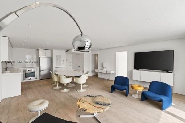 待售: $559,900 (1 贝兹, 2 浴室, 912 平方英尺)