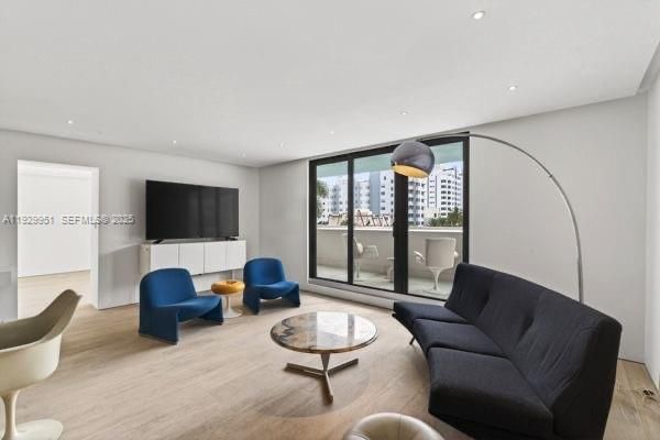 待售: $559,900 (1 贝兹, 2 浴室, 912 平方英尺)