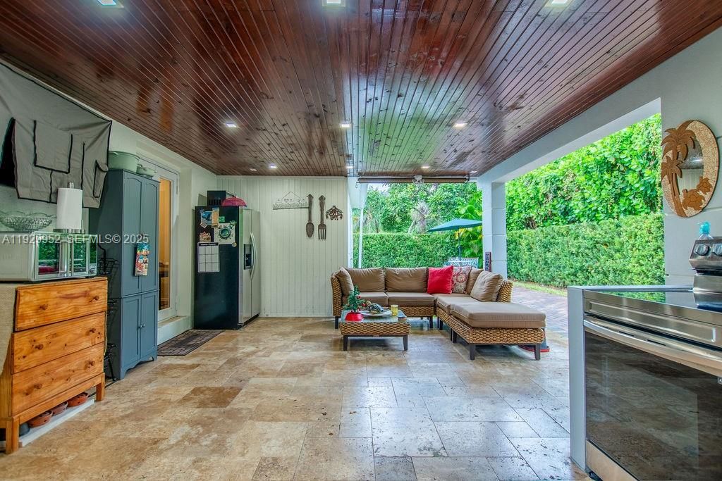 For Sale: $825,000 (3 beds, 2 baths, 1816 Square Feet)