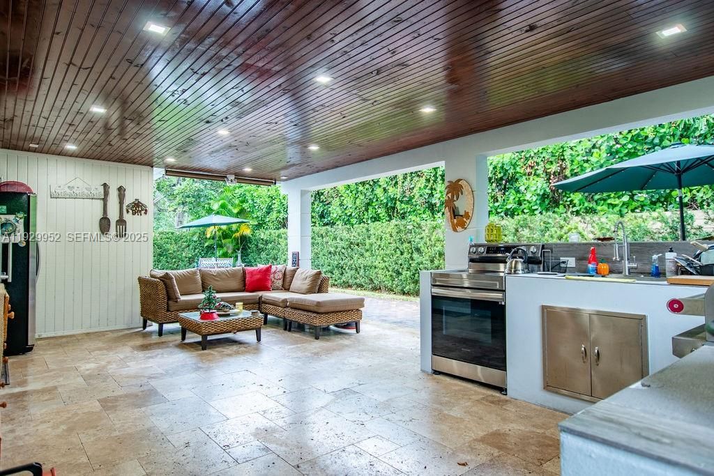 For Sale: $825,000 (3 beds, 2 baths, 1816 Square Feet)