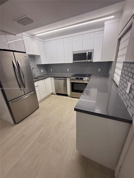 For Rent: $2,500 (2 beds, 2 baths, 900 Square Feet)