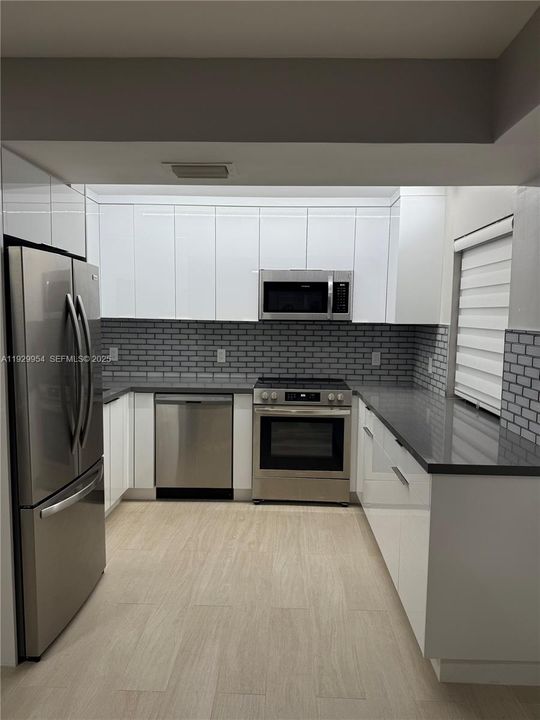 For Rent: $2,500 (2 beds, 2 baths, 900 Square Feet)