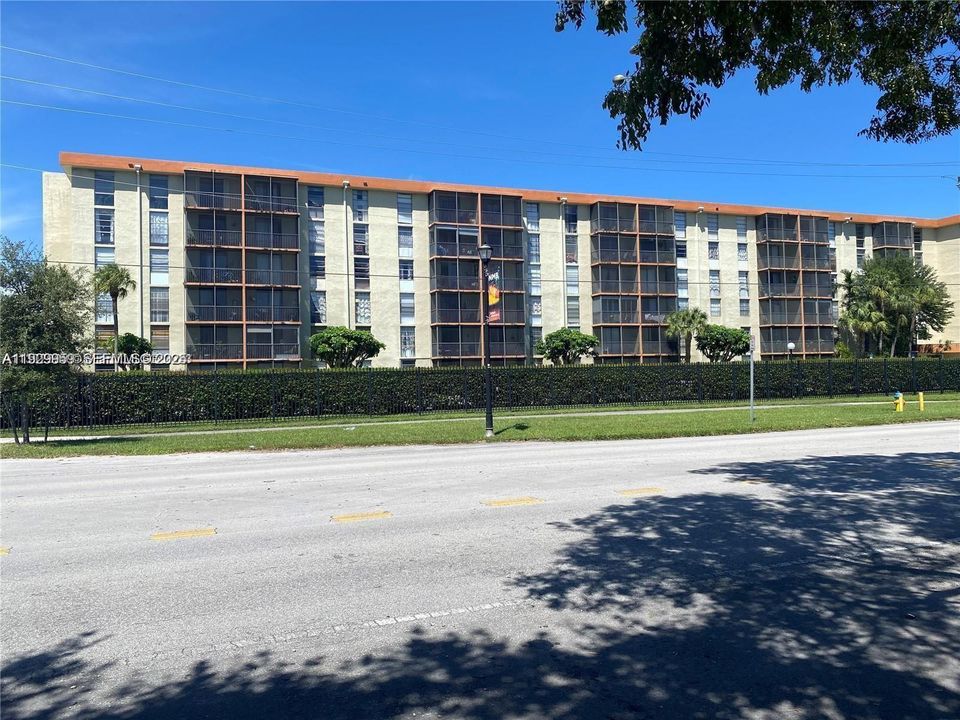 For Rent: $1,700 (1 beds, 1 baths, 720 Square Feet)