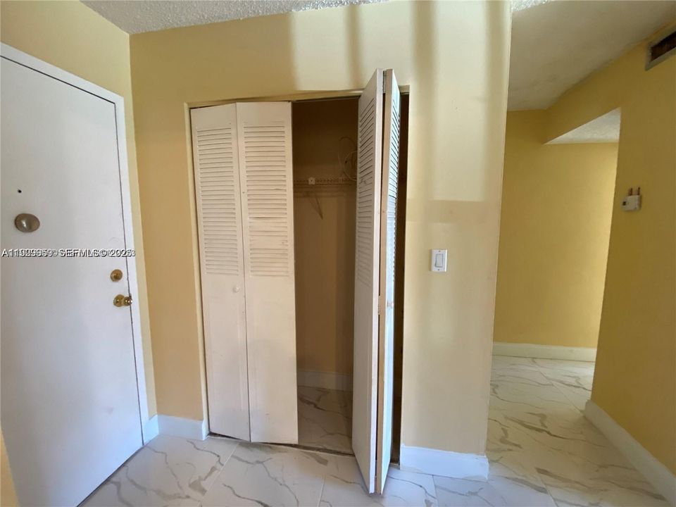 For Rent: $1,700 (1 beds, 1 baths, 720 Square Feet)