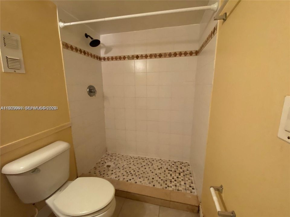 For Rent: $1,700 (1 beds, 1 baths, 720 Square Feet)