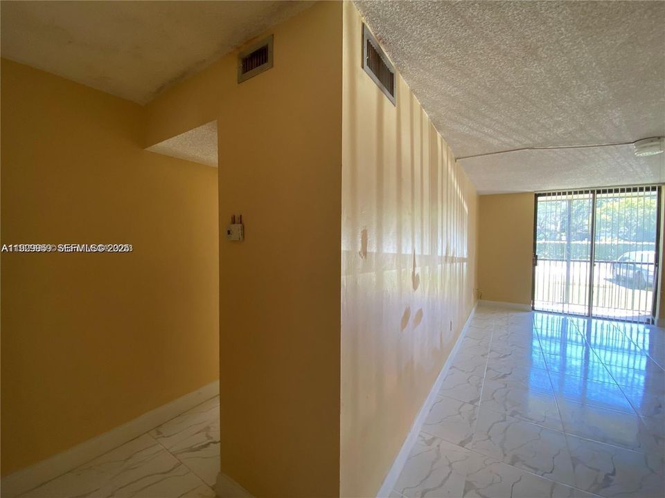 For Rent: $1,700 (1 beds, 1 baths, 720 Square Feet)