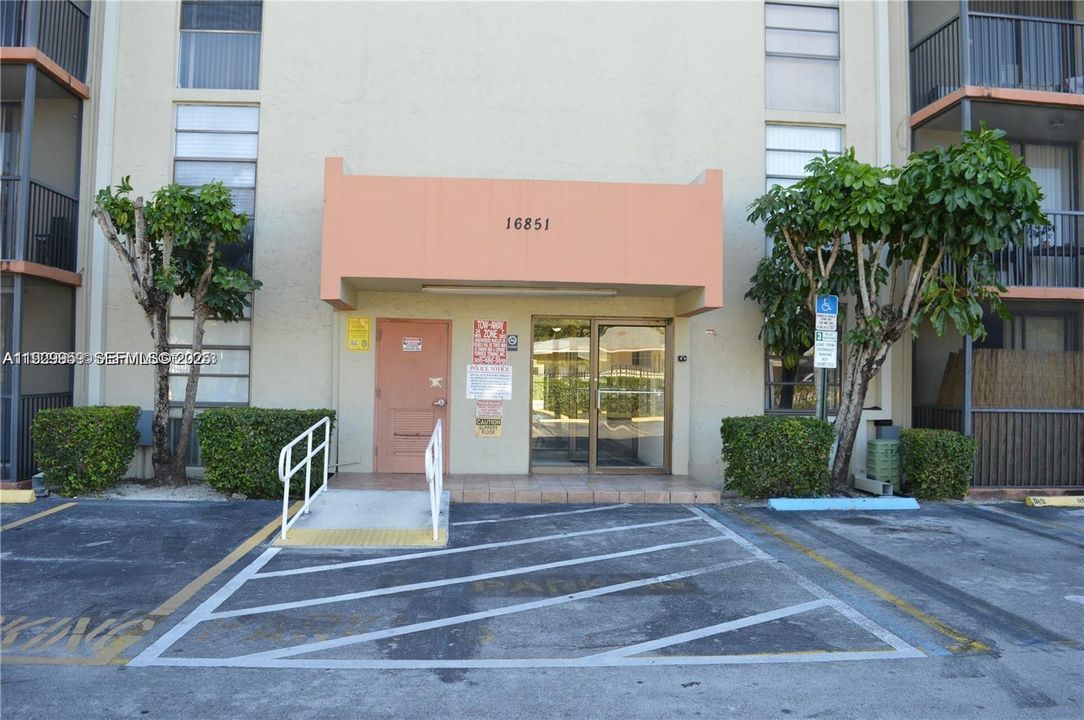 For Rent: $1,700 (1 beds, 1 baths, 720 Square Feet)