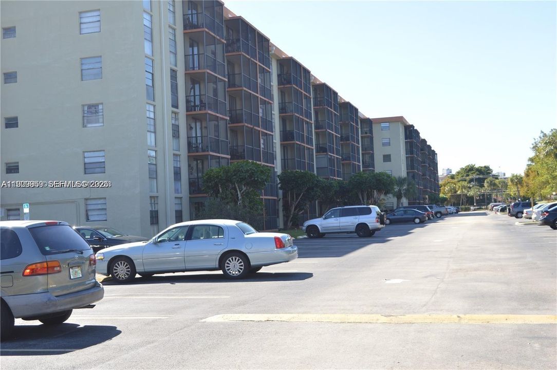 For Rent: $1,700 (1 beds, 1 baths, 720 Square Feet)