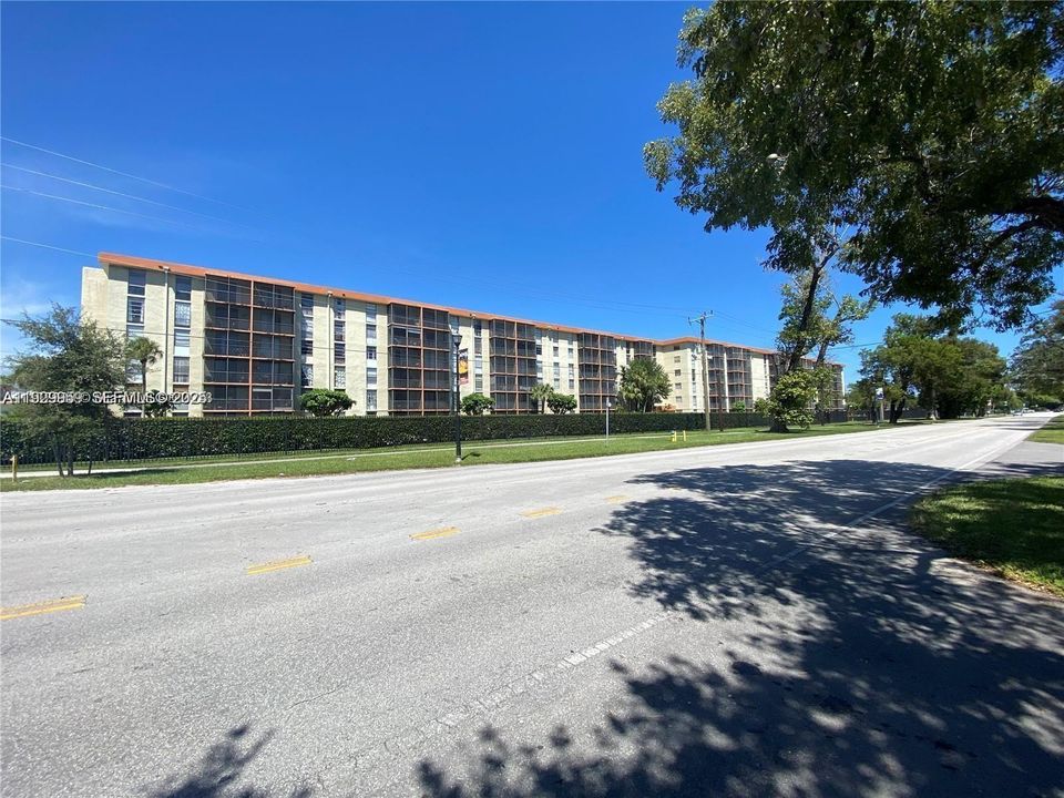 For Rent: $1,700 (1 beds, 1 baths, 720 Square Feet)