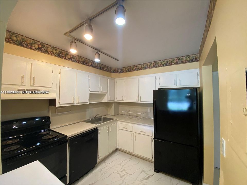 For Rent: $1,700 (1 beds, 1 baths, 720 Square Feet)