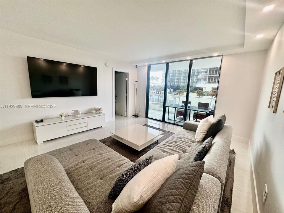 For Sale: $2,189,000 (3 beds, 2 baths, 1688 Square Feet)