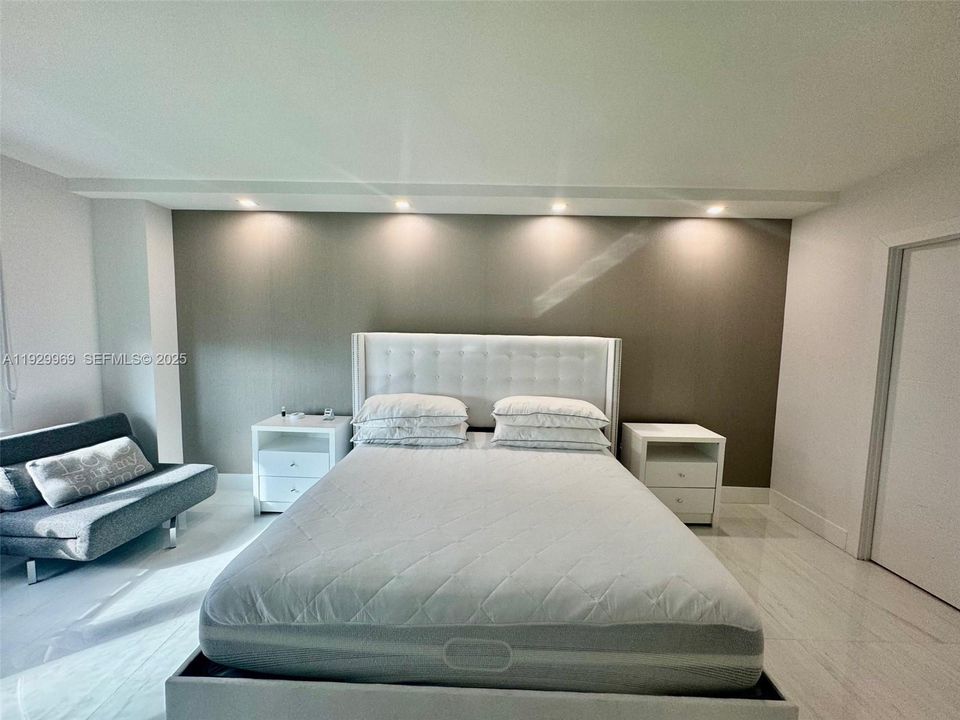 For Sale: $2,189,000 (3 beds, 2 baths, 1688 Square Feet)