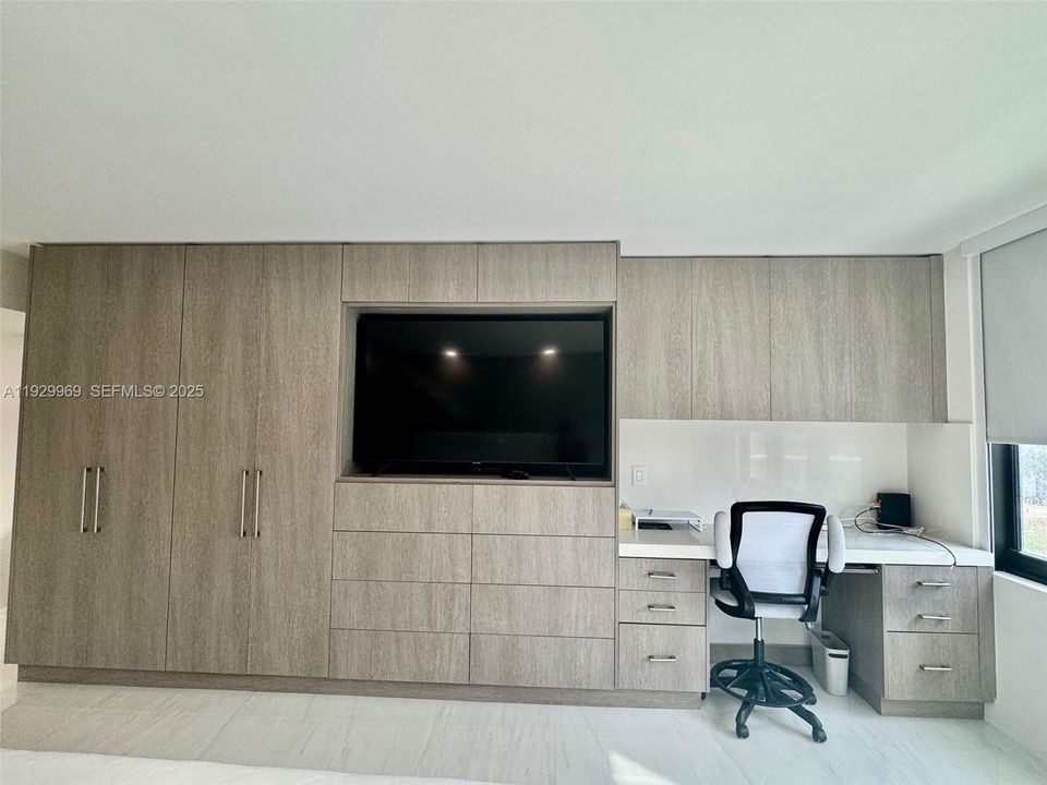 For Sale: $2,189,000 (3 beds, 2 baths, 1688 Square Feet)