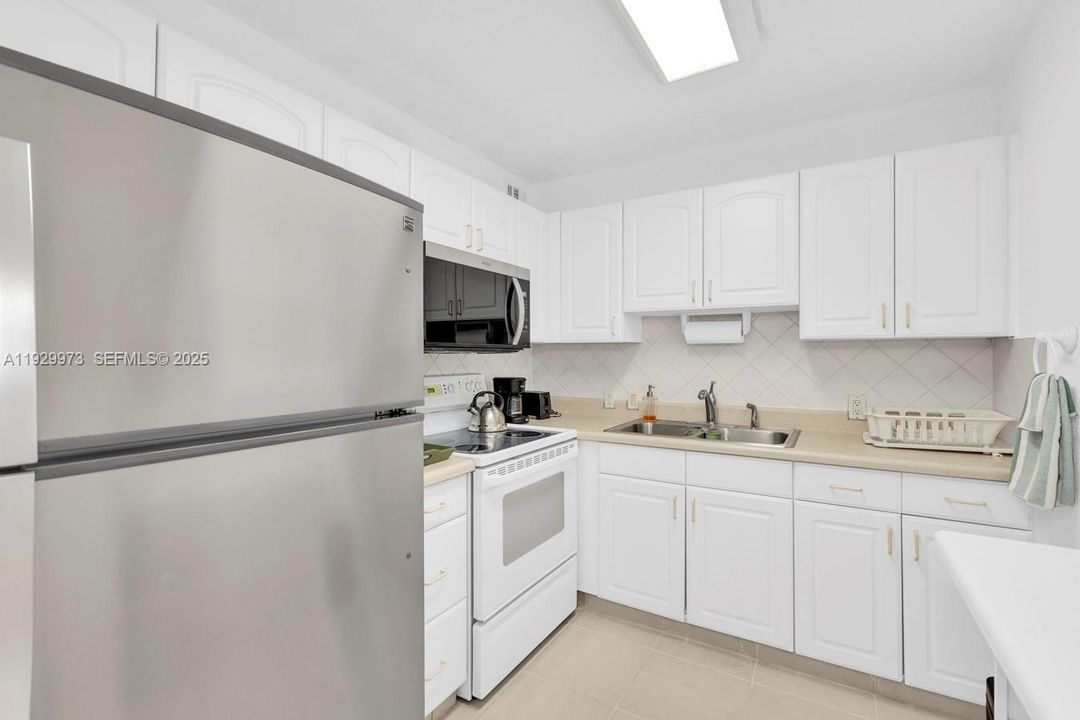 For Rent: $1,750 (2 beds, 1 baths, 840 Square Feet)