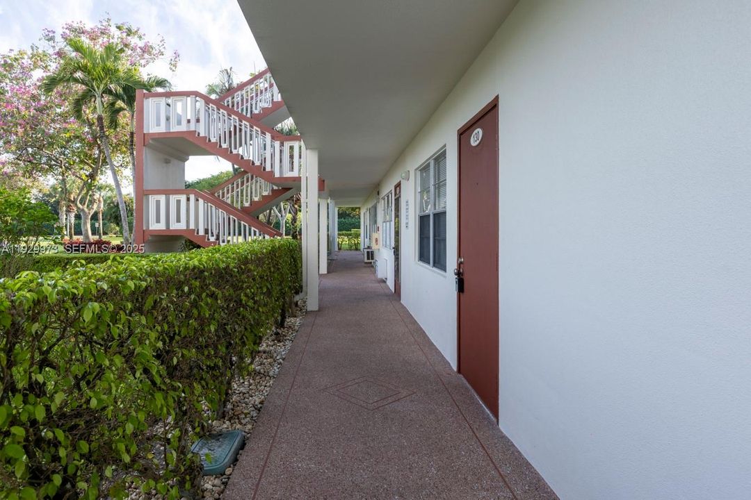 For Rent: $1,750 (2 beds, 1 baths, 840 Square Feet)