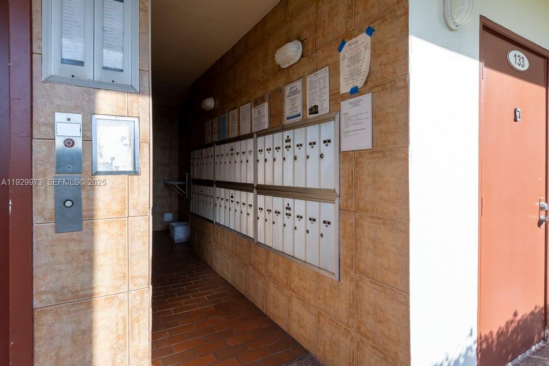 For Rent: $1,750 (2 beds, 1 baths, 840 Square Feet)