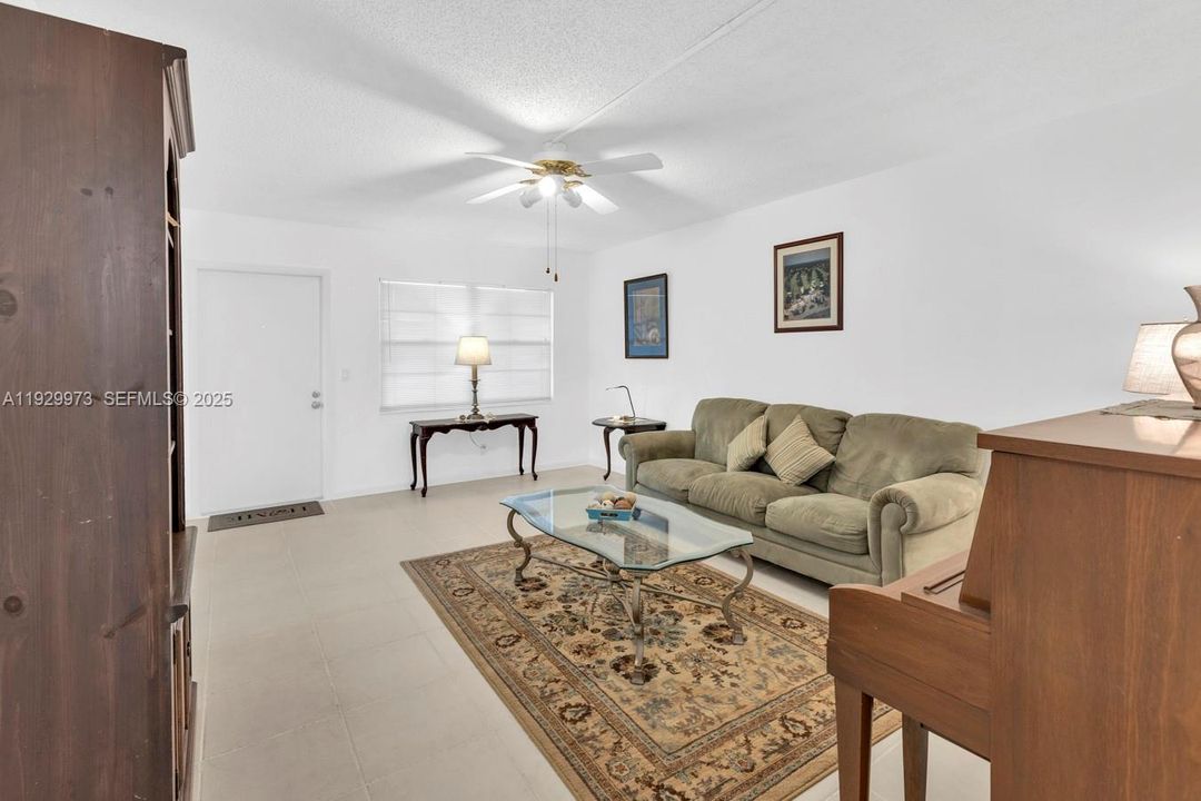 For Rent: $1,750 (2 beds, 1 baths, 840 Square Feet)