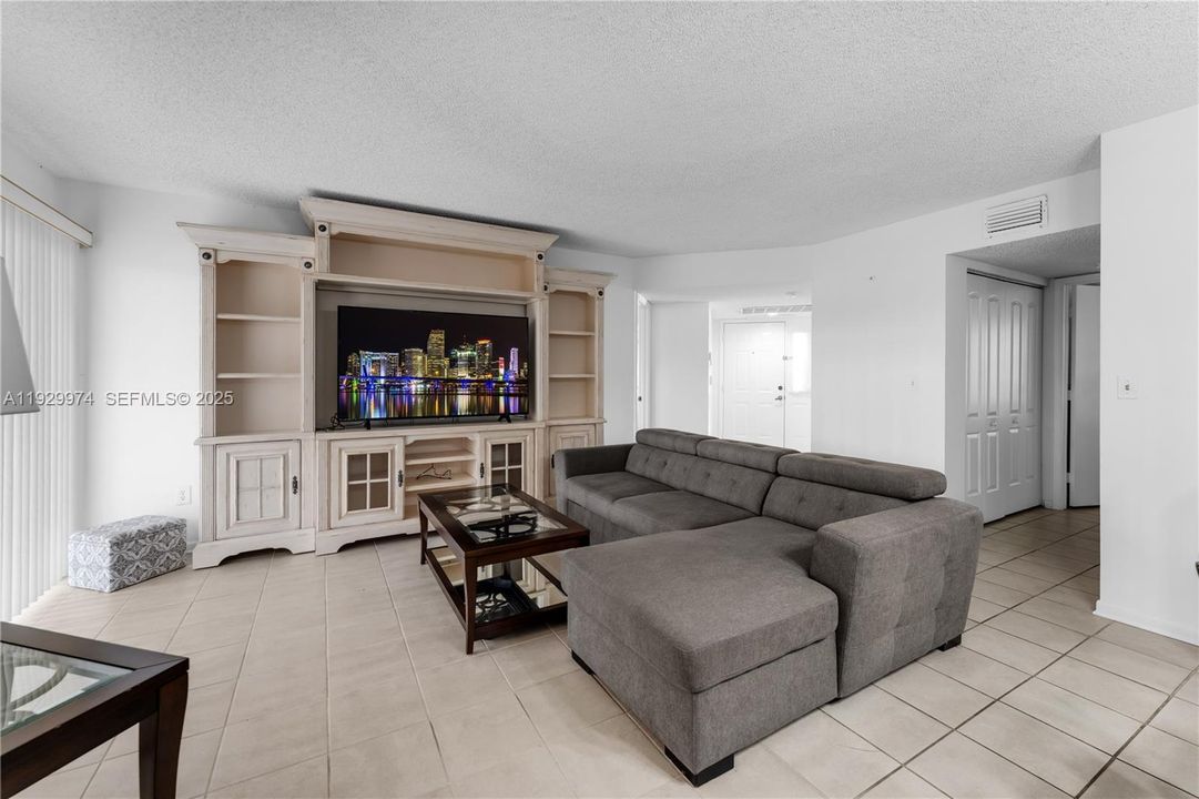 En Venta: $250,000 (3 camas, 2 baños, 1220 Pies cuadrados)