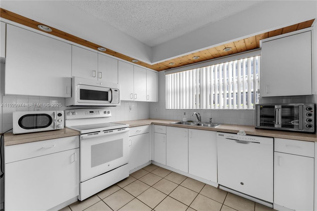 En Venta: $250,000 (3 camas, 2 baños, 1220 Pies cuadrados)