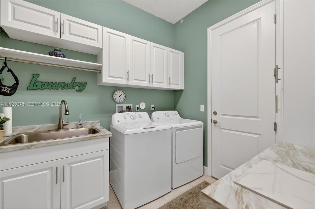 For Sale: $869,000 (3 beds, 3 baths, 2753 Square Feet)