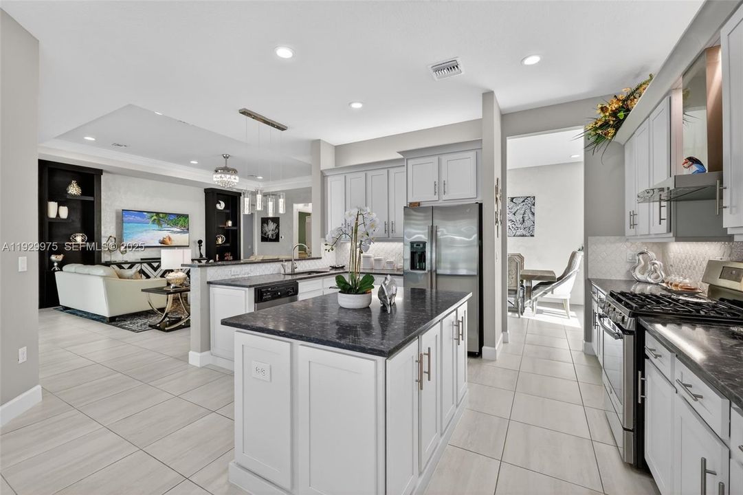 For Sale: $869,000 (3 beds, 3 baths, 2753 Square Feet)