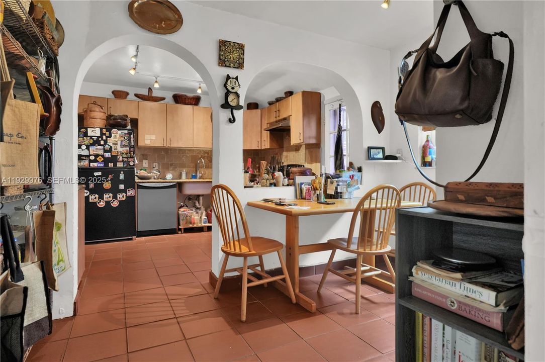 На продажу: $950,000 (0.23 acres)