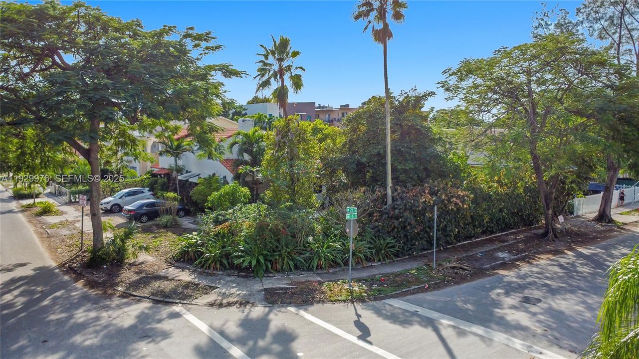 На продажу: $950,000 (0.23 acres)