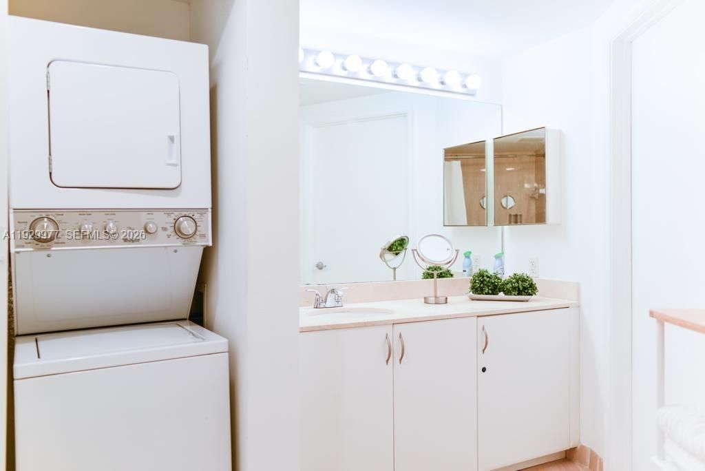 出租: $3,800 (2 贝兹, 2 浴室, 1048 平方英尺)