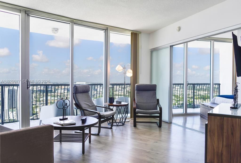 出租: $3,800 (2 贝兹, 2 浴室, 1048 平方英尺)