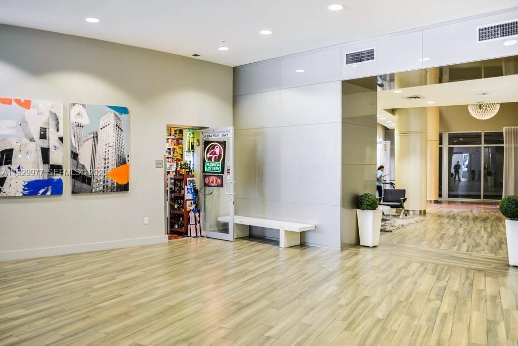 出租: $3,800 (2 贝兹, 2 浴室, 1048 平方英尺)