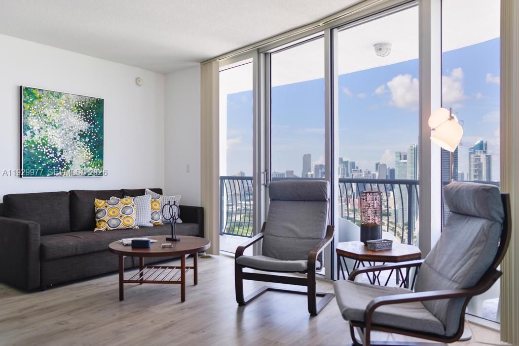 出租: $3,800 (2 贝兹, 2 浴室, 1048 平方英尺)