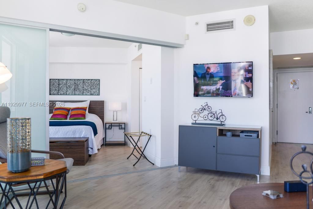 出租: $3,800 (2 贝兹, 2 浴室, 1048 平方英尺)