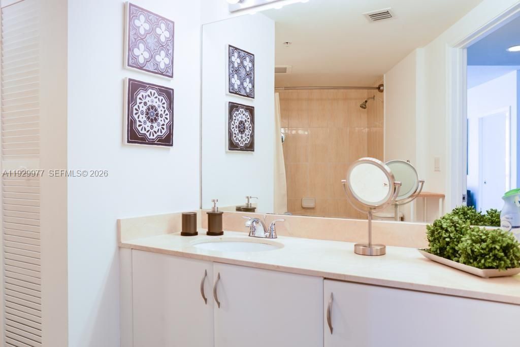 出租: $3,800 (2 贝兹, 2 浴室, 1048 平方英尺)