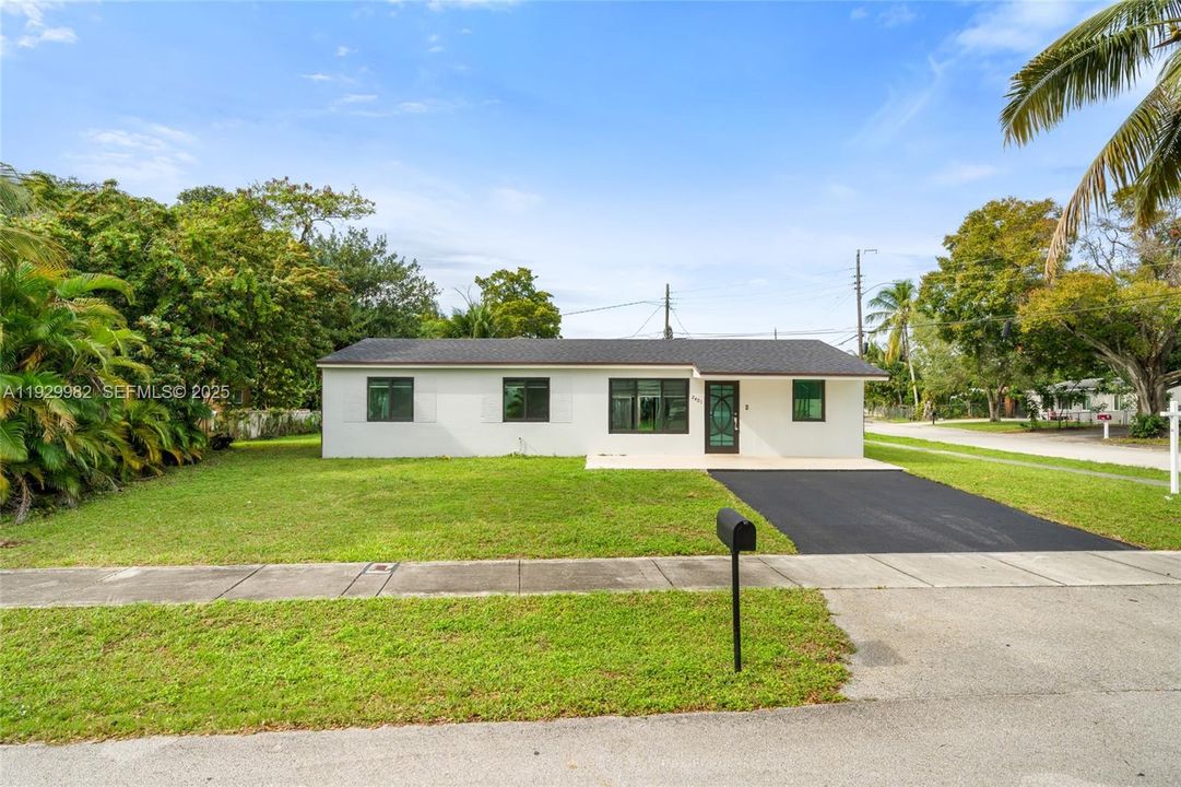 For Sale: $565,000 (4 beds, 2 baths, 1250 Square Feet)