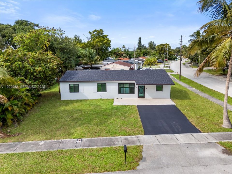 For Sale: $565,000 (4 beds, 2 baths, 1250 Square Feet)