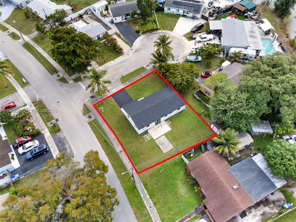 For Sale: $565,000 (4 beds, 2 baths, 1250 Square Feet)