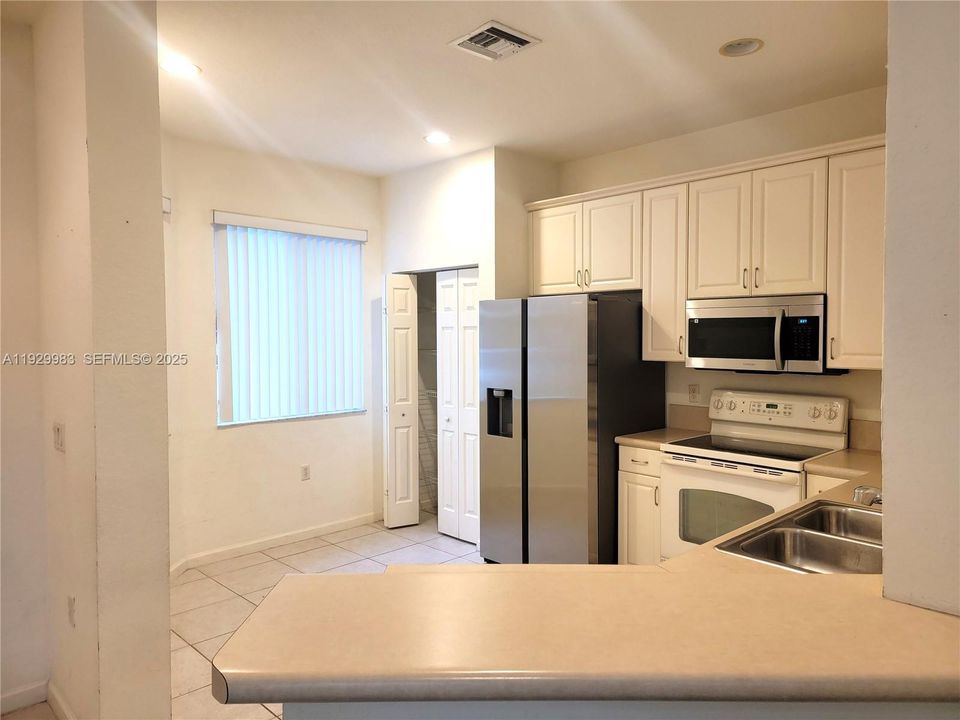 For Rent: $2,300 (3 beds, 2 baths, 1882 Square Feet)