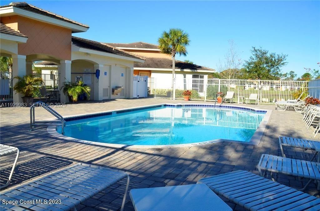 For Rent: $2,300 (3 beds, 2 baths, 1882 Square Feet)