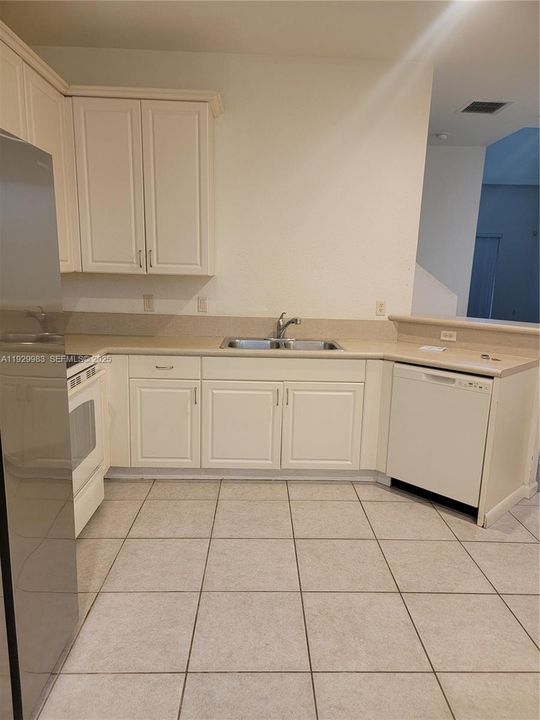 For Rent: $2,300 (3 beds, 2 baths, 1882 Square Feet)