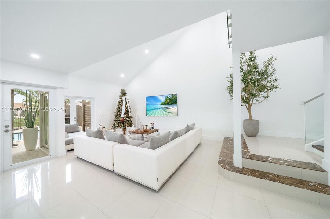 待售: $720,000 (4 贝兹, 3 浴室, 1819 平方英尺)