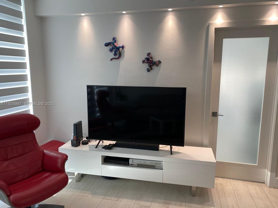 For Sale: $625,000 (2 beds, 2 baths, 930 Square Feet)