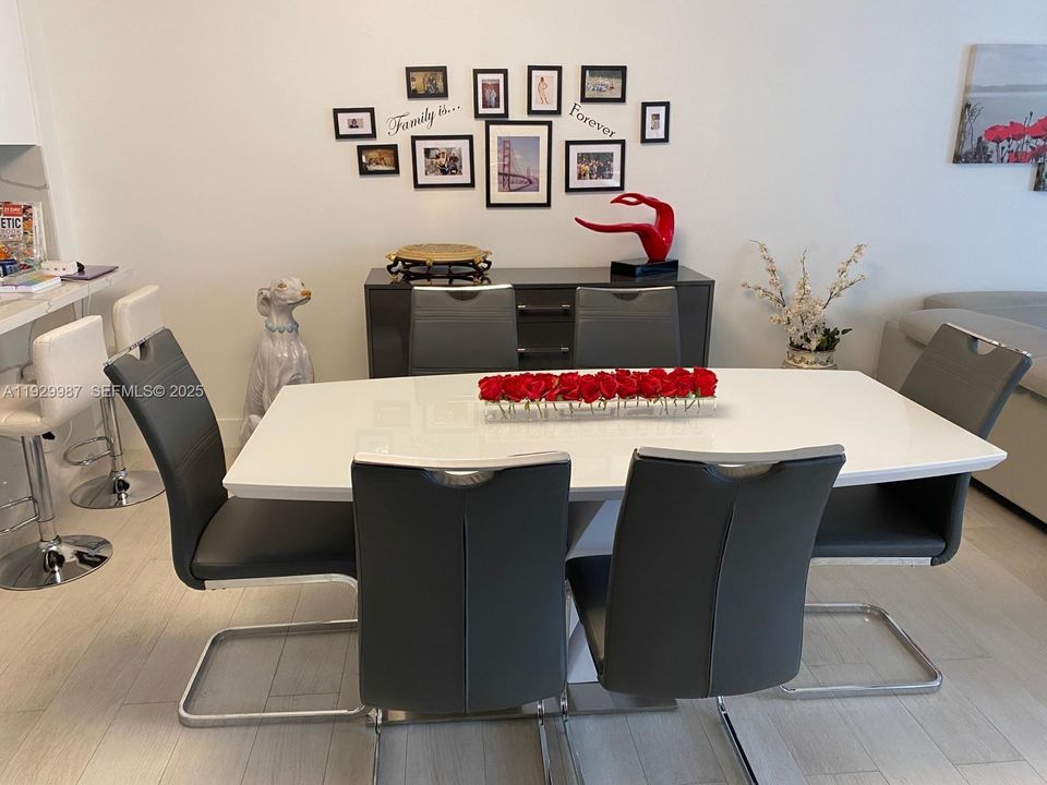 For Sale: $625,000 (2 beds, 2 baths, 930 Square Feet)