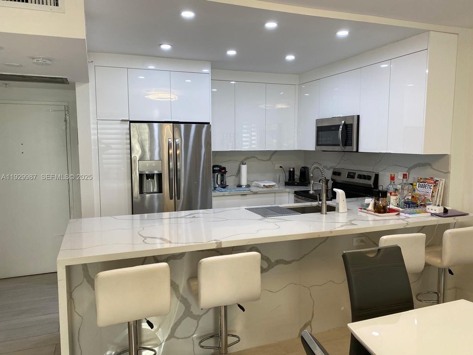 For Sale: $625,000 (2 beds, 2 baths, 930 Square Feet)