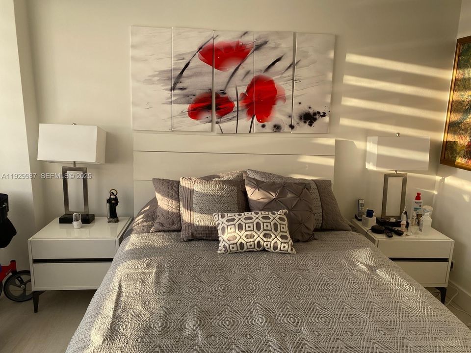 For Sale: $625,000 (2 beds, 2 baths, 930 Square Feet)