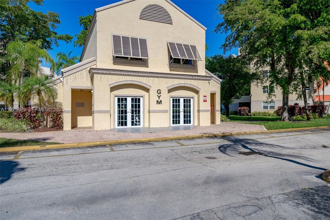 For Rent: $1,890 (1 beds, 1 baths, 710 Square Feet)