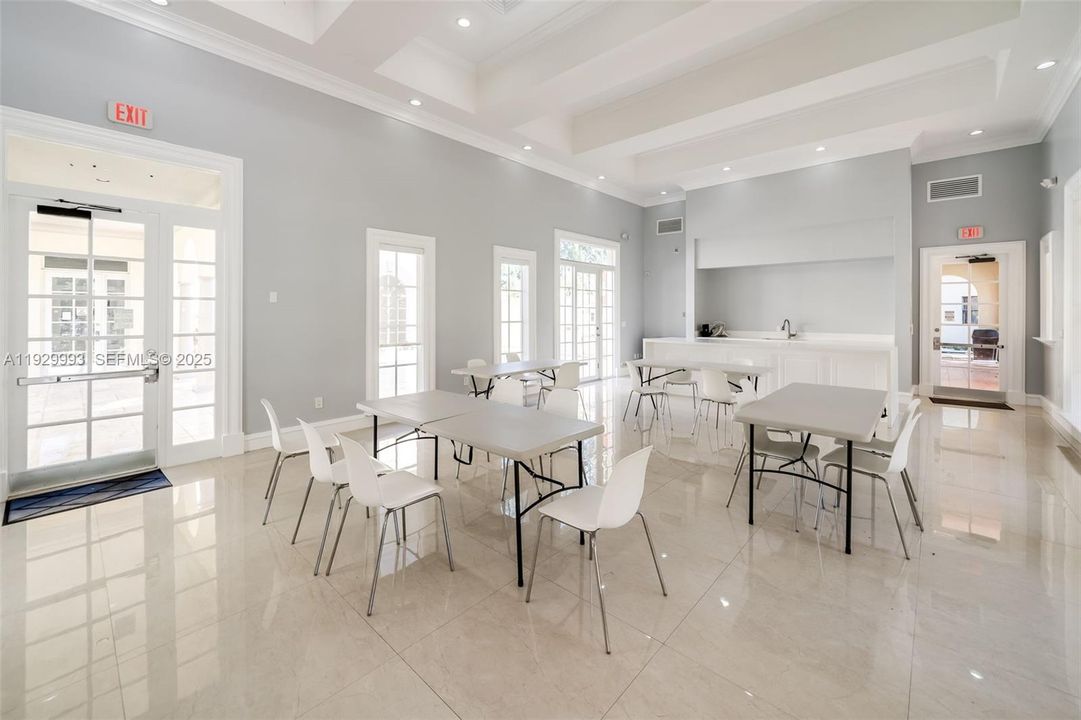 For Rent: $1,890 (1 beds, 1 baths, 710 Square Feet)