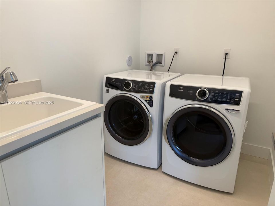 待售: $2,800,000 (5 贝兹, 5 浴室, 3810 平方英尺)