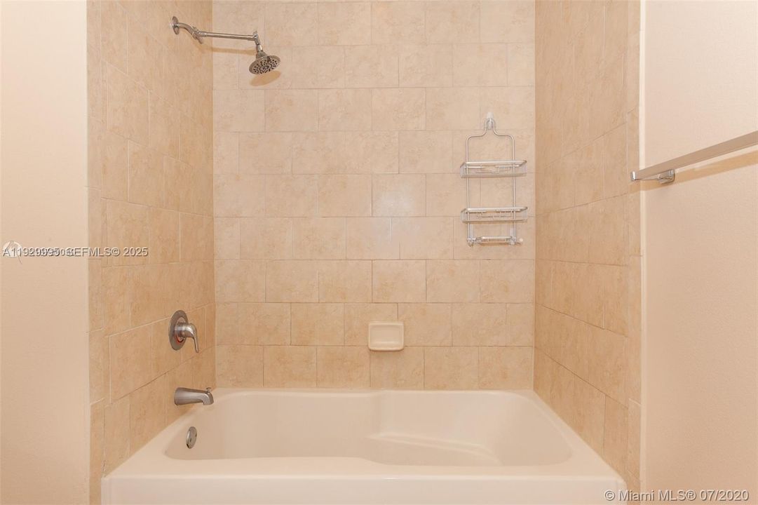 出租: $2,200 (1 贝兹, 1 浴室, 836 平方英尺)