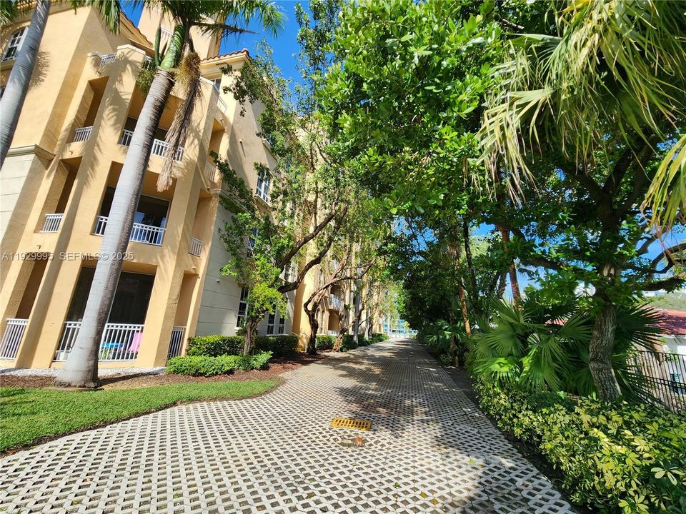 出租: $2,200 (1 贝兹, 1 浴室, 836 平方英尺)